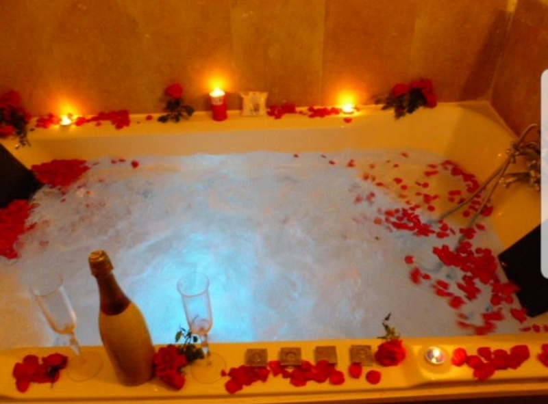 Романтическое купание в ванной со свечами