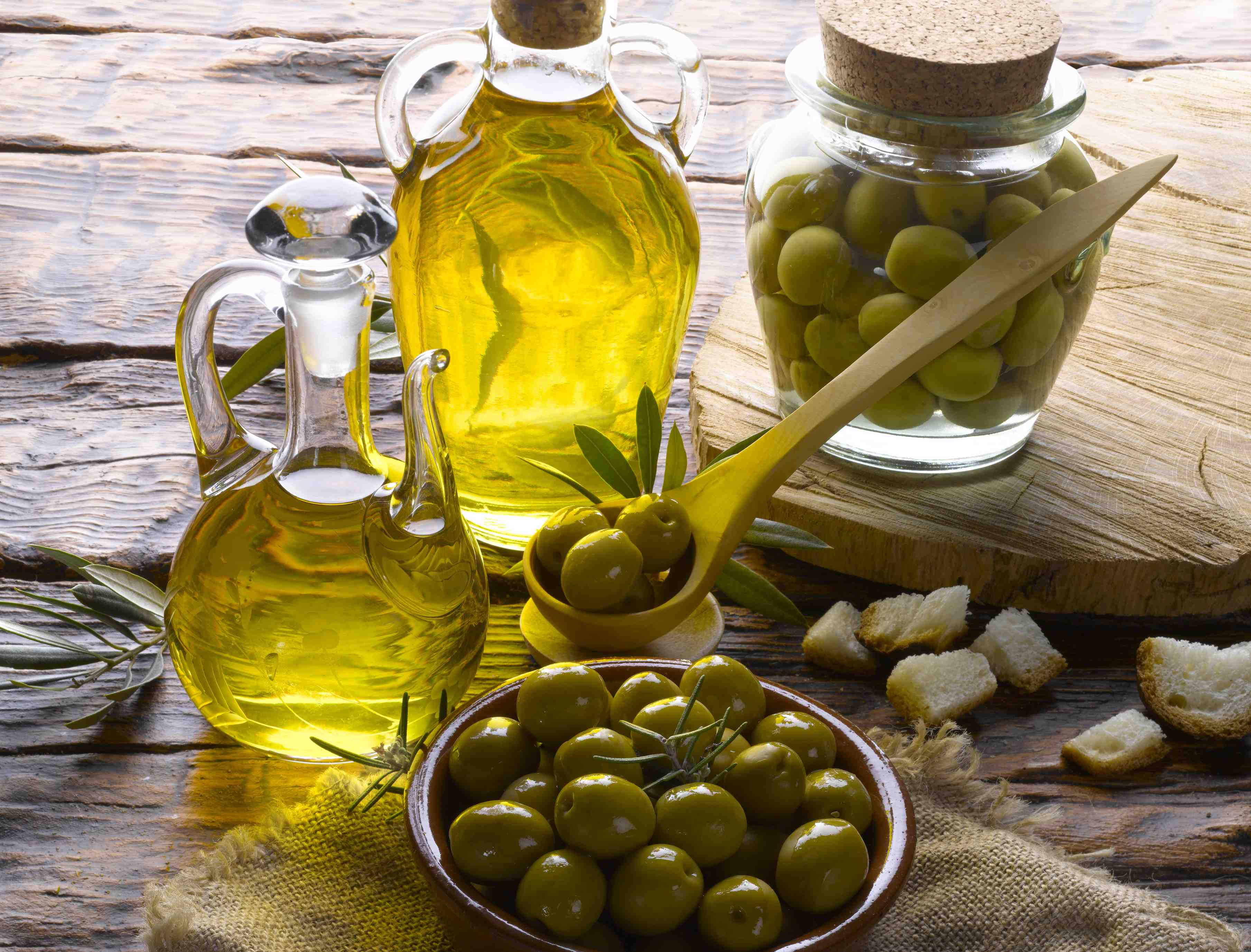 Оливковое масло жидкое. Оливковое масло. Оливки Кипр. Масло оливковое Cratos 1 л. С чем лучше есть оливковое масло чтобы оно лучше усваивалось.