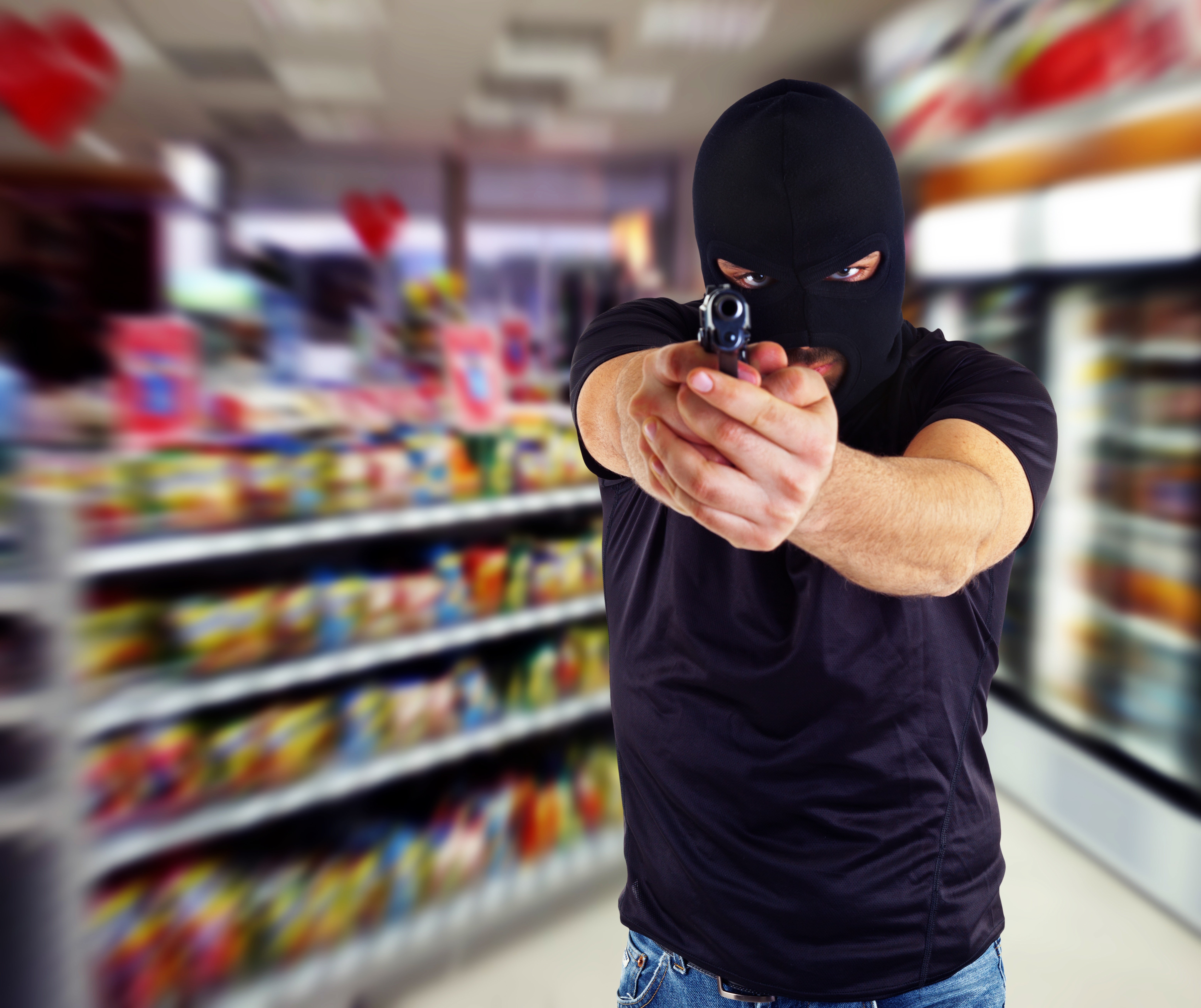 Вооруженное нападение статья. Грабитель в магазине. Ограбление продуктового магазина. Grablenia magazina. Грабитель с пистолетом.