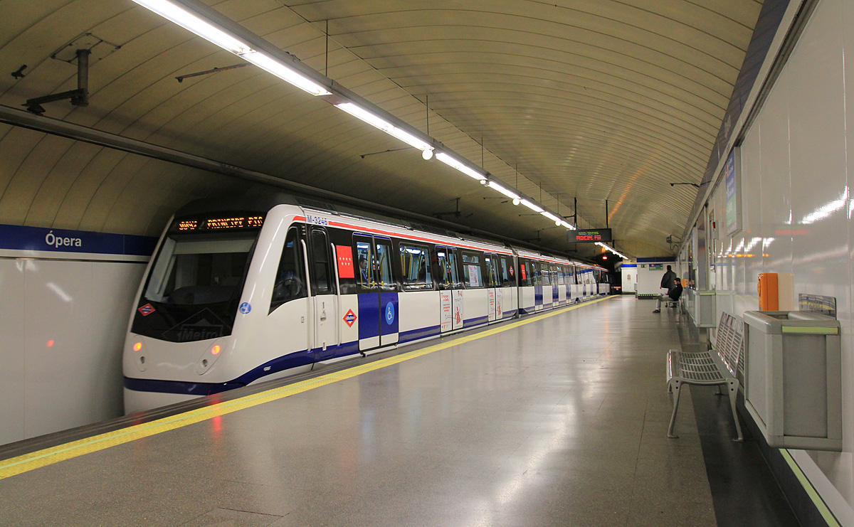 Кольцевая линия метро мадрид. Метро Мадрида. Станции метро Мадрида. Вагоны метро в Мадриде. Метро Мадрида поезда.