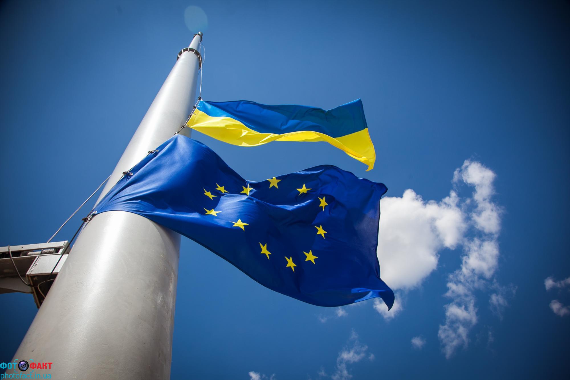 Украина принята в евросоюз. Флаг Украины и ЕС. Флаг Украины и Евросоюза. Украина Евросоюз. Европейский Союз Украина Россия.